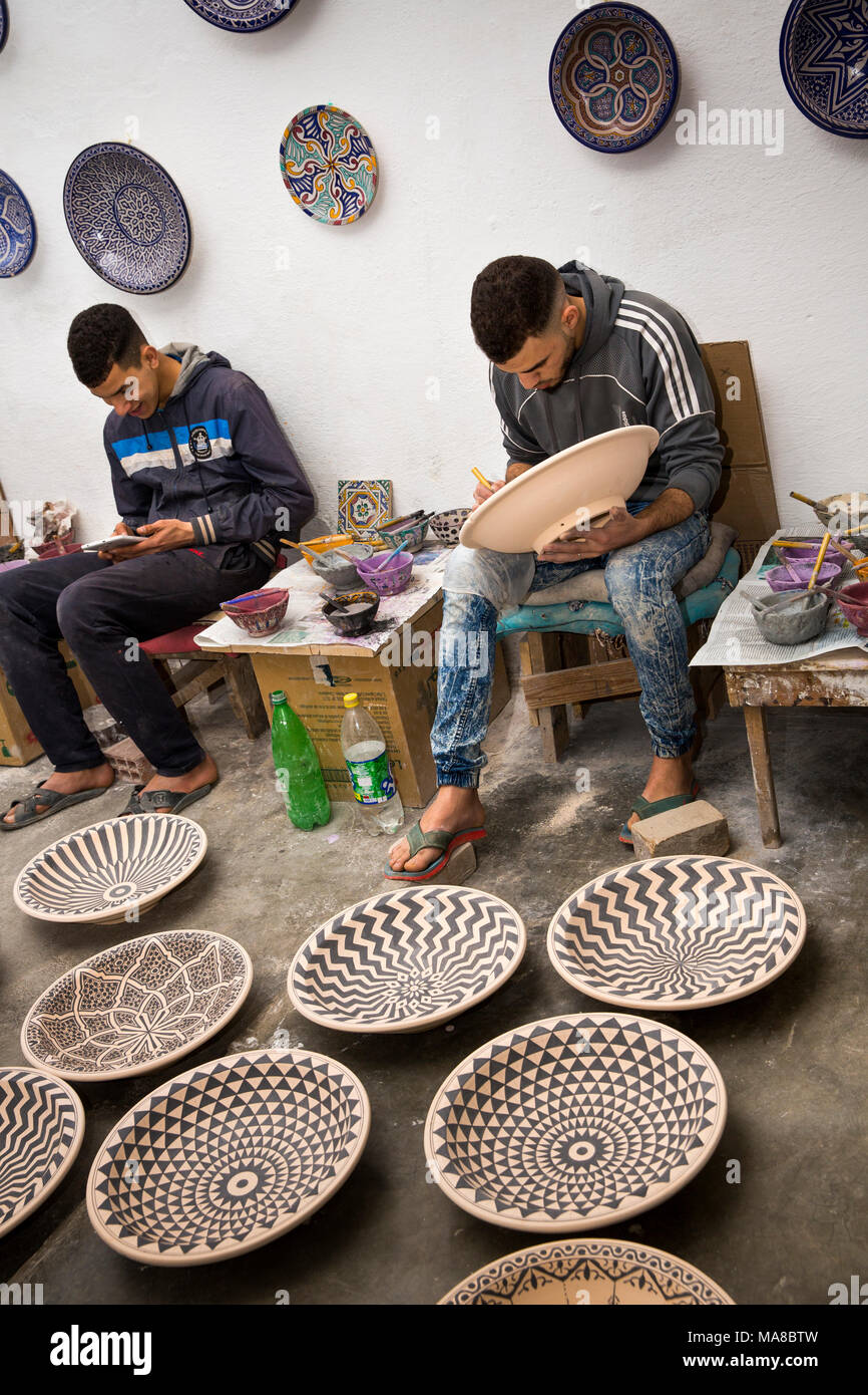 Maroc, Fès, quartier des potiers, la poterie, les travailleurs de  décoration à motifs géométriques main vaisselle Photo Stock - Alamy
