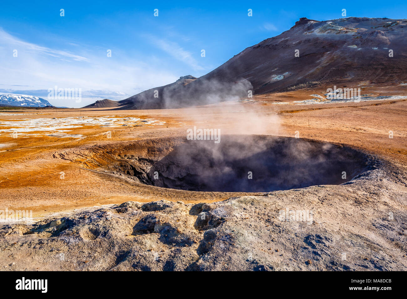Champ géothermique de Hverir, wasteland unique avec des piscines de boue bouillante, hot springs et le sifflement des cheminées, Myvatn et Krafla, Nord de l'Islande Banque D'Images
