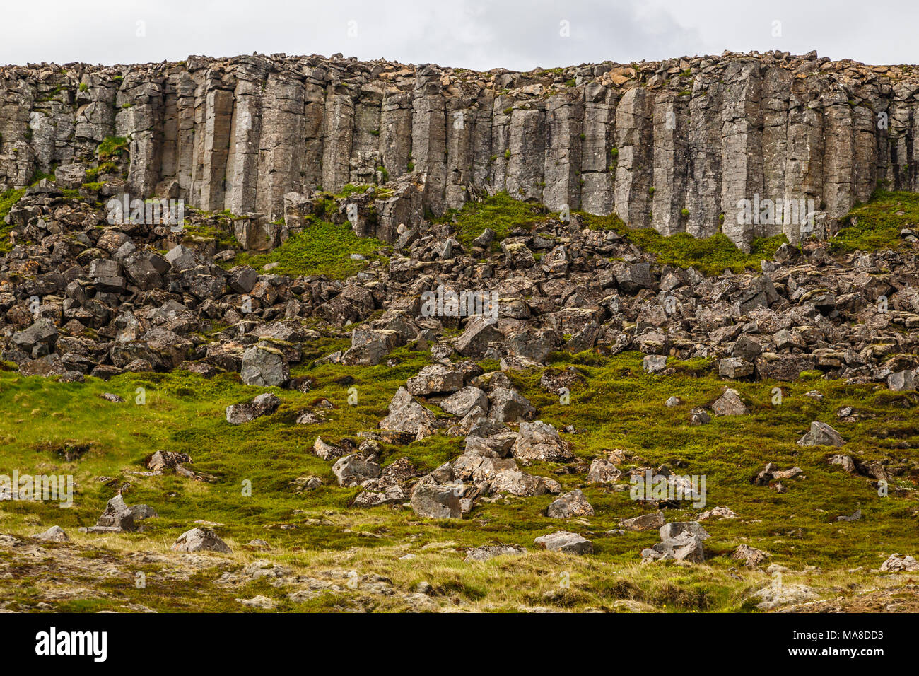 Gerduberg falaises dolérite roche basaltique, formation, de Snæfellsnes Hnappadalur valley, l'Islande Banque D'Images