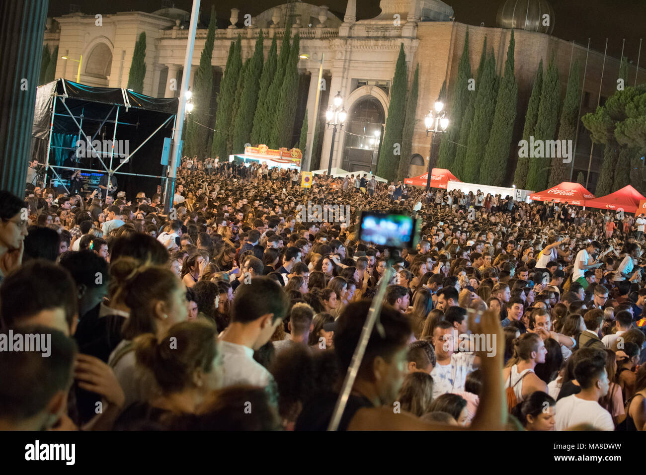 Foule tourné à la Placa Catalunya sur la dernière soirée du festival de la merce regarder le spectacle de musique en direct sur la scène principale Banque D'Images