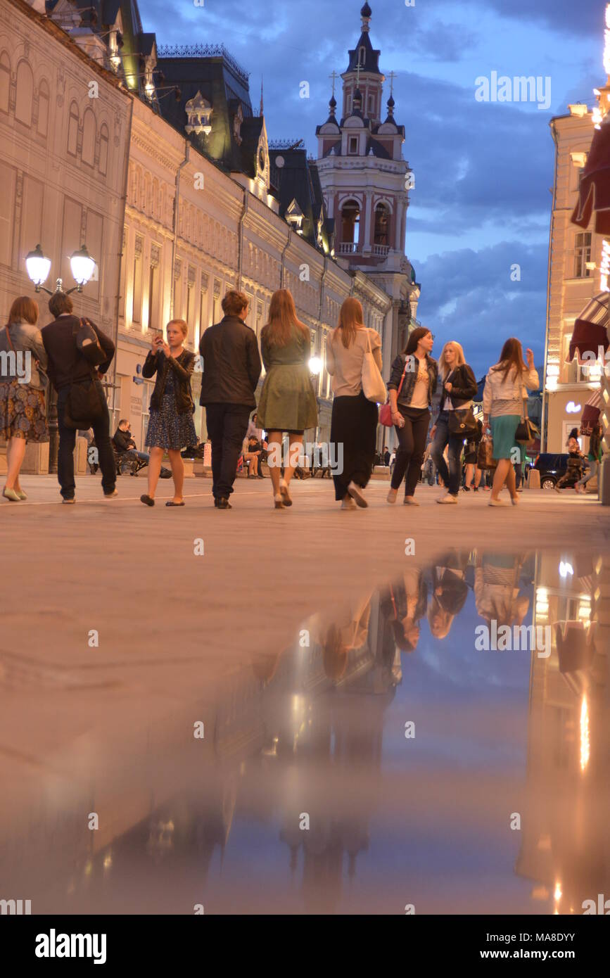 Rue Arbat à Moscou à l'heure du bleu. Les gens marchent dans la rue Banque D'Images