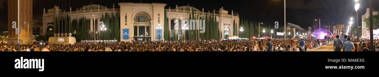 Une vue panoramique sur le concert à la Plaça Espanya, le dernier soir de la Merce 2016, Barcelone, Espagne Banque D'Images