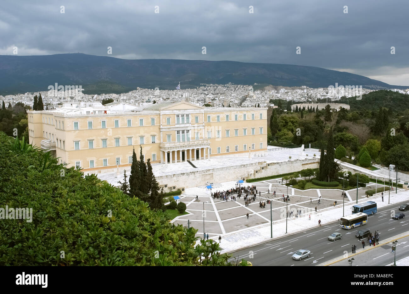 Athènes, Grèce - 29 mars 2015 : La vue du bâtiment du parlement grec, place Syntagma, la rue et la ville d'Athènes. Banque D'Images