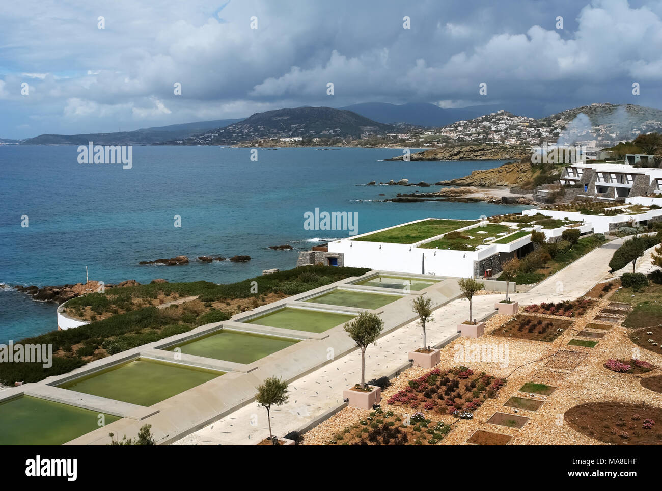 Lagonissi, Grèce - 28 mars 2015 : point de vue sur la baie et un ciel orageux gris à partir de la classe de luxe Hôtel Grand Resort Lagonissi au printemps. Banque D'Images