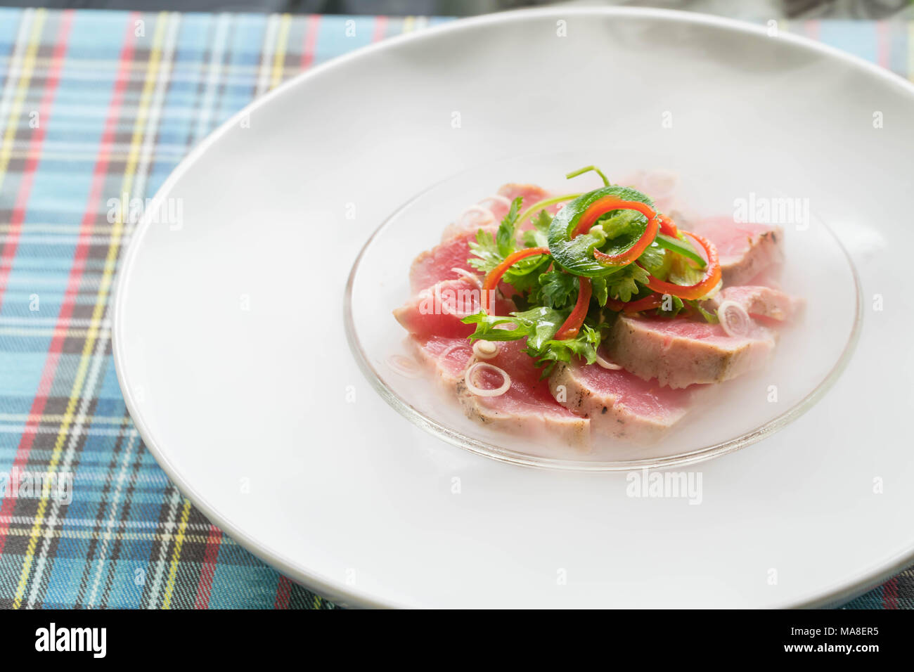 Vue de dessus Sashimi au saumon sur la glace avec de la glace sèche, fumée de la nourriture japonaise. Banque D'Images