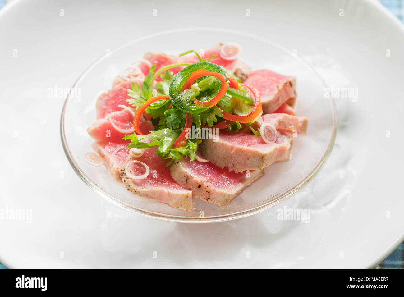 Vue de dessus Sashimi au saumon sur la glace avec de la glace sèche, fumée de la nourriture japonaise. Banque D'Images