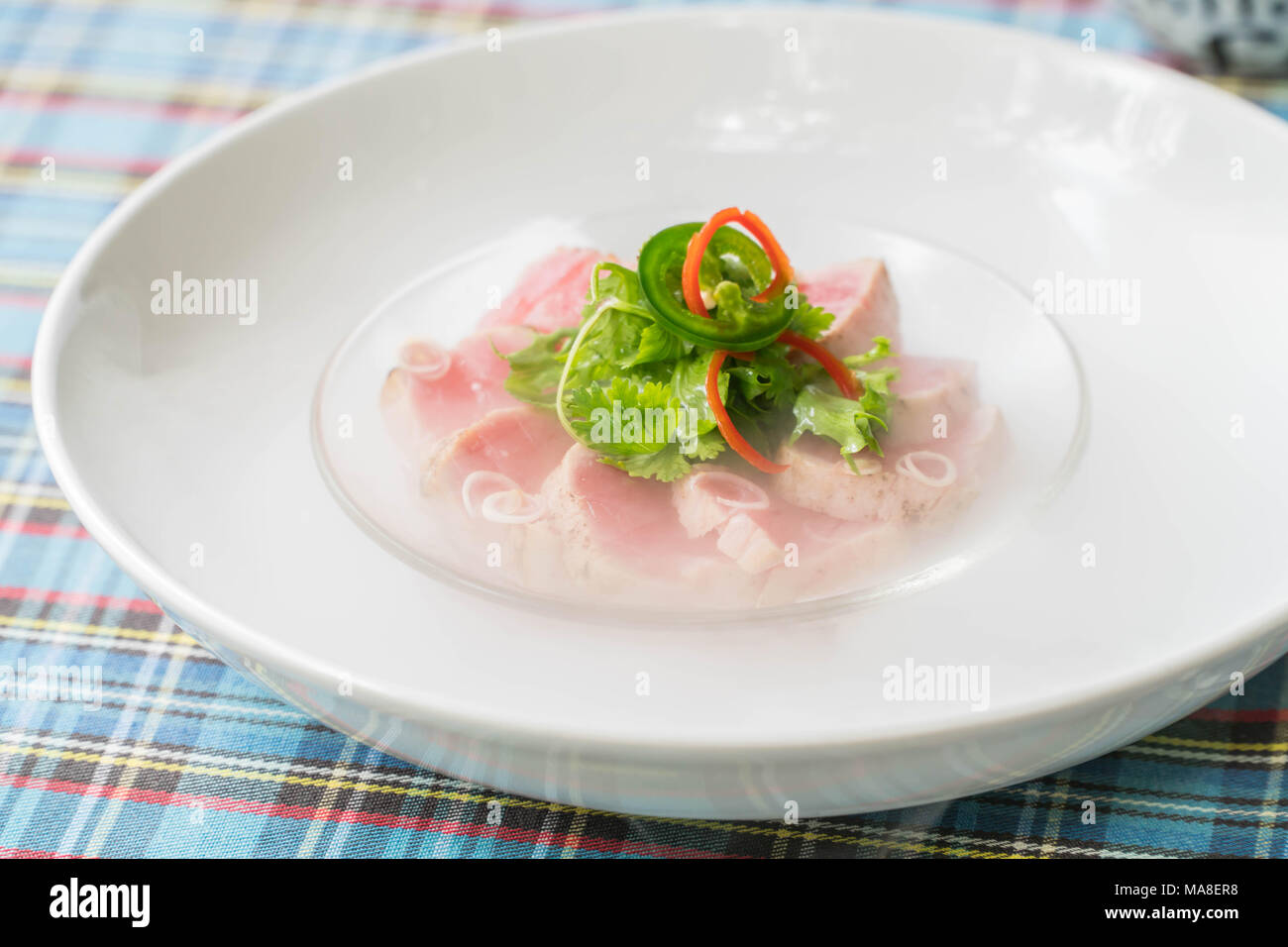 Vue de dessus Sashimi au saumon sur la glace avec de la glace sèche, fumée de la nourriture japonaise. Banque D'Images