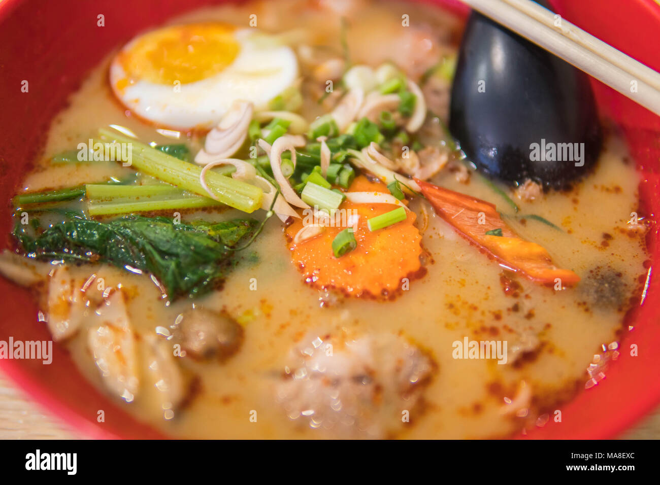 La nourriture thaïe tomyam nouilles ramen en Thaïlande. Banque D'Images