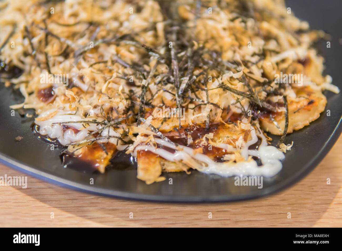 Style japonais KANSAI Okonomiyaki ,salé crêpe ou connu sous le nom de pizza japonaise ce plat peut facile à faire à la maison. Banque D'Images