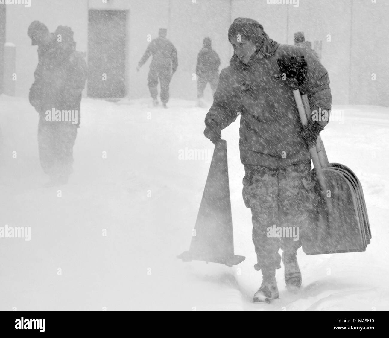 New York un soldat de la Garde nationale lors de la 42e Brigade d'aviation de combat basé à Latham, New York se prépare pour les missions comme une énorme tempête de neige hits New York, mars 14, 2017. () Banque D'Images