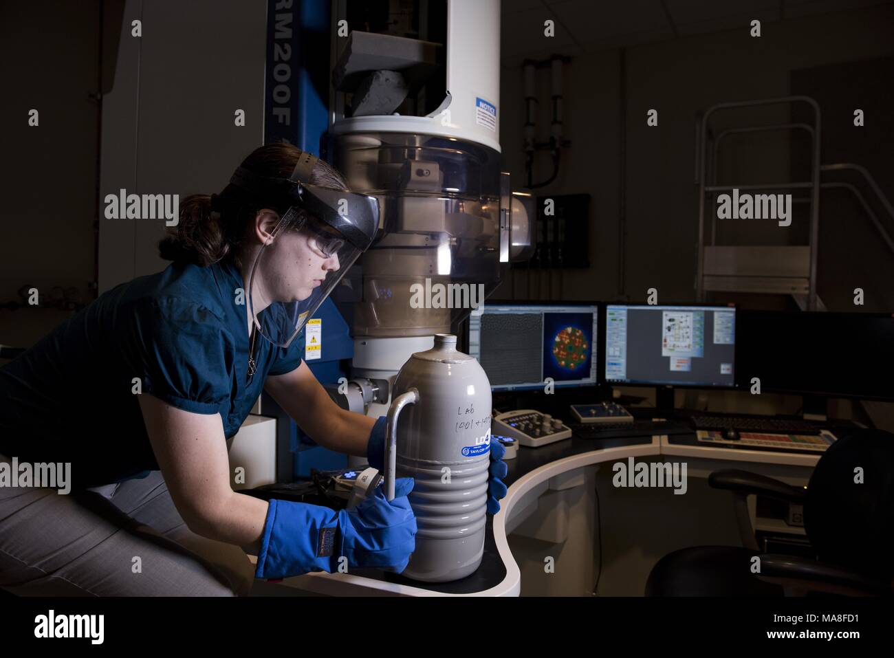 Chercheuse utilise l'émission de champ à froid (CFE Transmission Balayage-STEM) et microscope électronique à transmission (TEM) dans un laboratoire situé à Pacific Northwest National Laboratory (PNNL) situé dans le centre de Richland, Washington, l'image de courtoisie du département américain de l'énergie, le 15 novembre 2016. () Banque D'Images