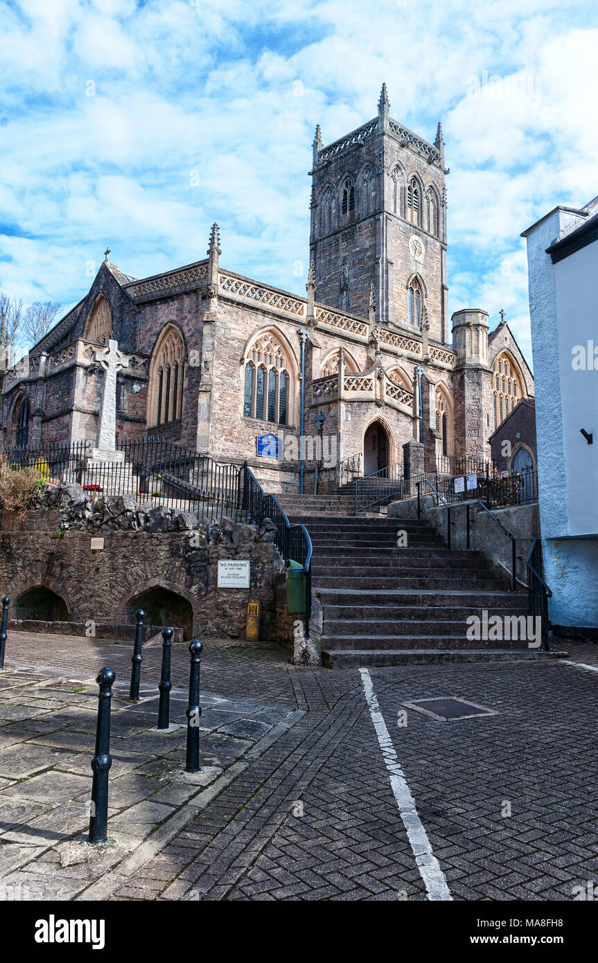 À la recherche jusqu'à l'église de St Jean Baptiste à la place médiévale de Axbridge. Les deux église médiévale de puits peuvent être vu sur la gauche. Banque D'Images