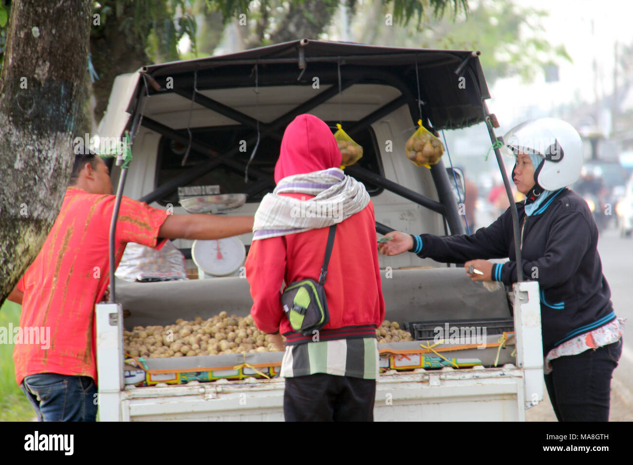 Vendeur de fruits sur la voiture, Bandung, Java ouest, Indonésie. Banque D'Images