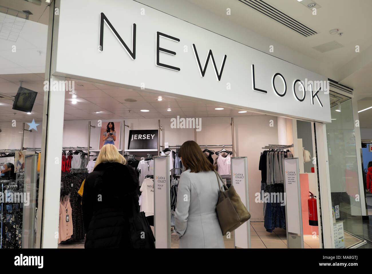 Nouveau look mode pour femme détail store et connectez-vous à la gare de  Victoria dans l'ouest de Londres UK KATHY DEWITT Photo Stock - Alamy