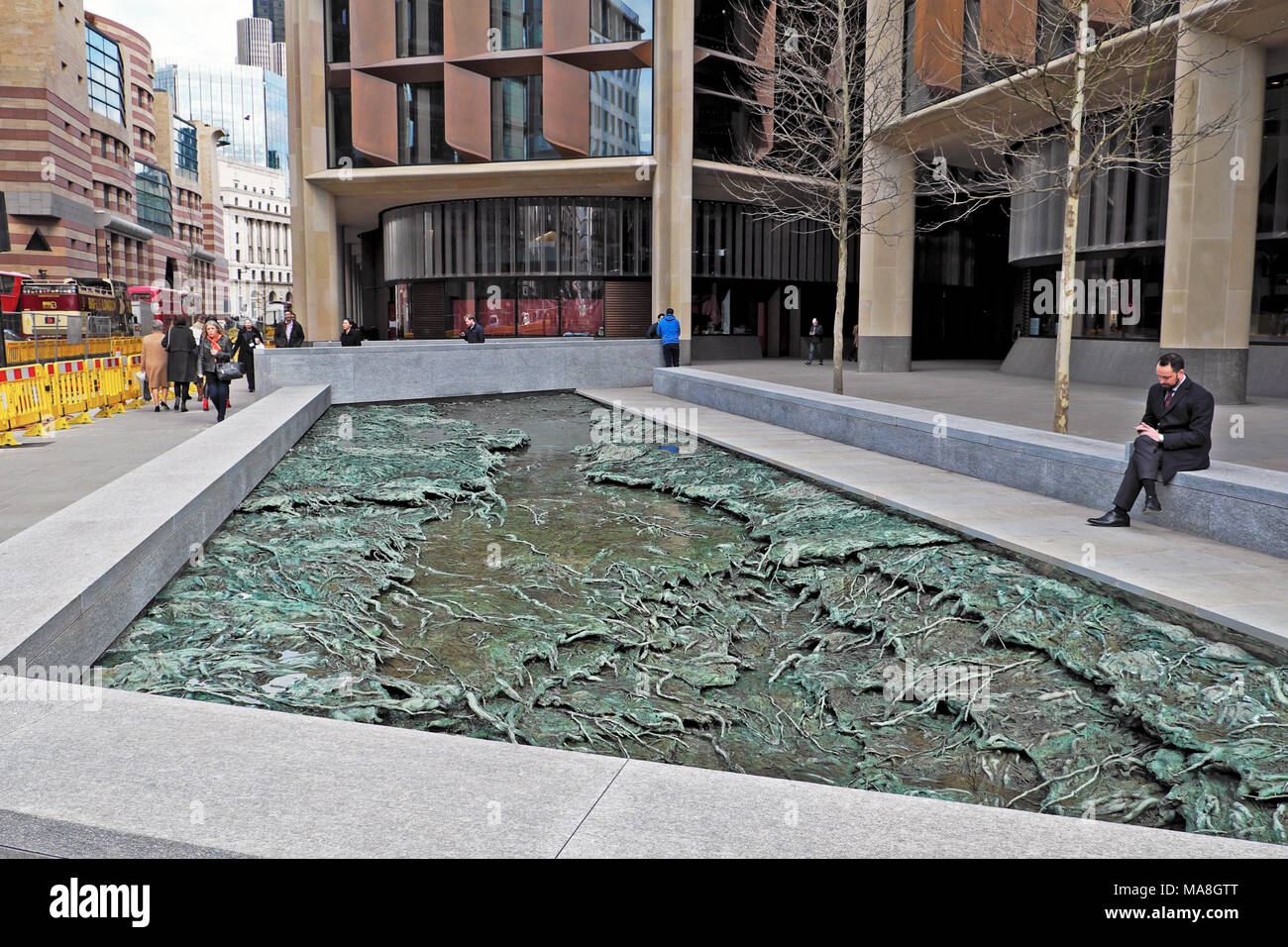 Business man sitting 'oublié' d'eau sculpture de l'artiste Cristina Iglesias au Bloomberg Siège Européen Ville de London UK KATHY DEWITT Banque D'Images