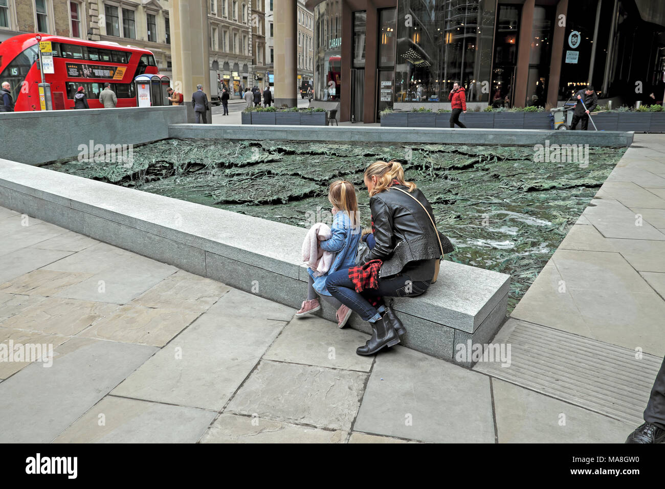 'Oublié' d'eau sculpture de l'artiste Cristina Iglesias au bâtiment du siège européen de Bloomberg dans la ville de London UK KATHY DEWITT Banque D'Images