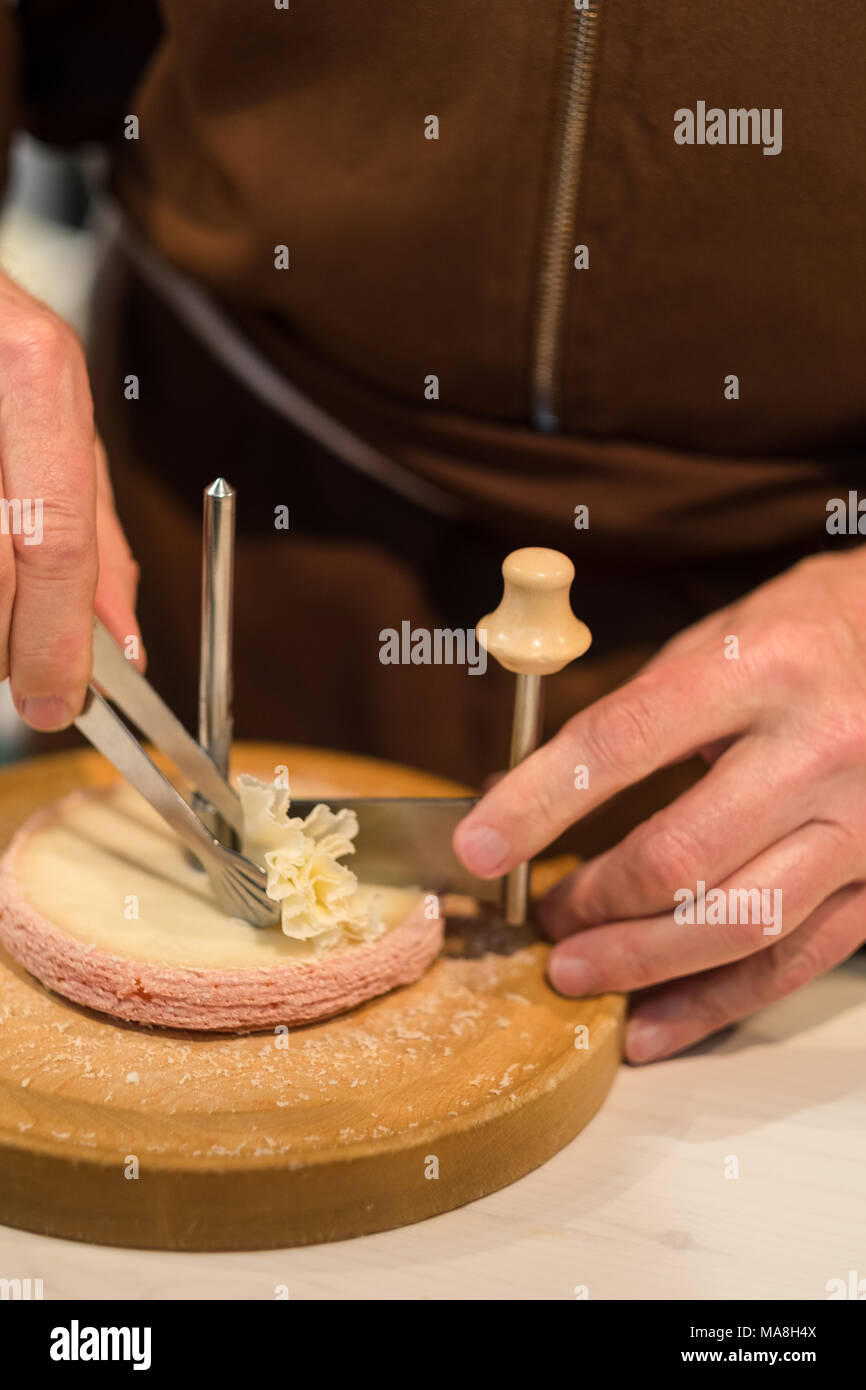 Monger Fromage de Tete de rasage de Moine fromage sur une girolle close up Banque D'Images