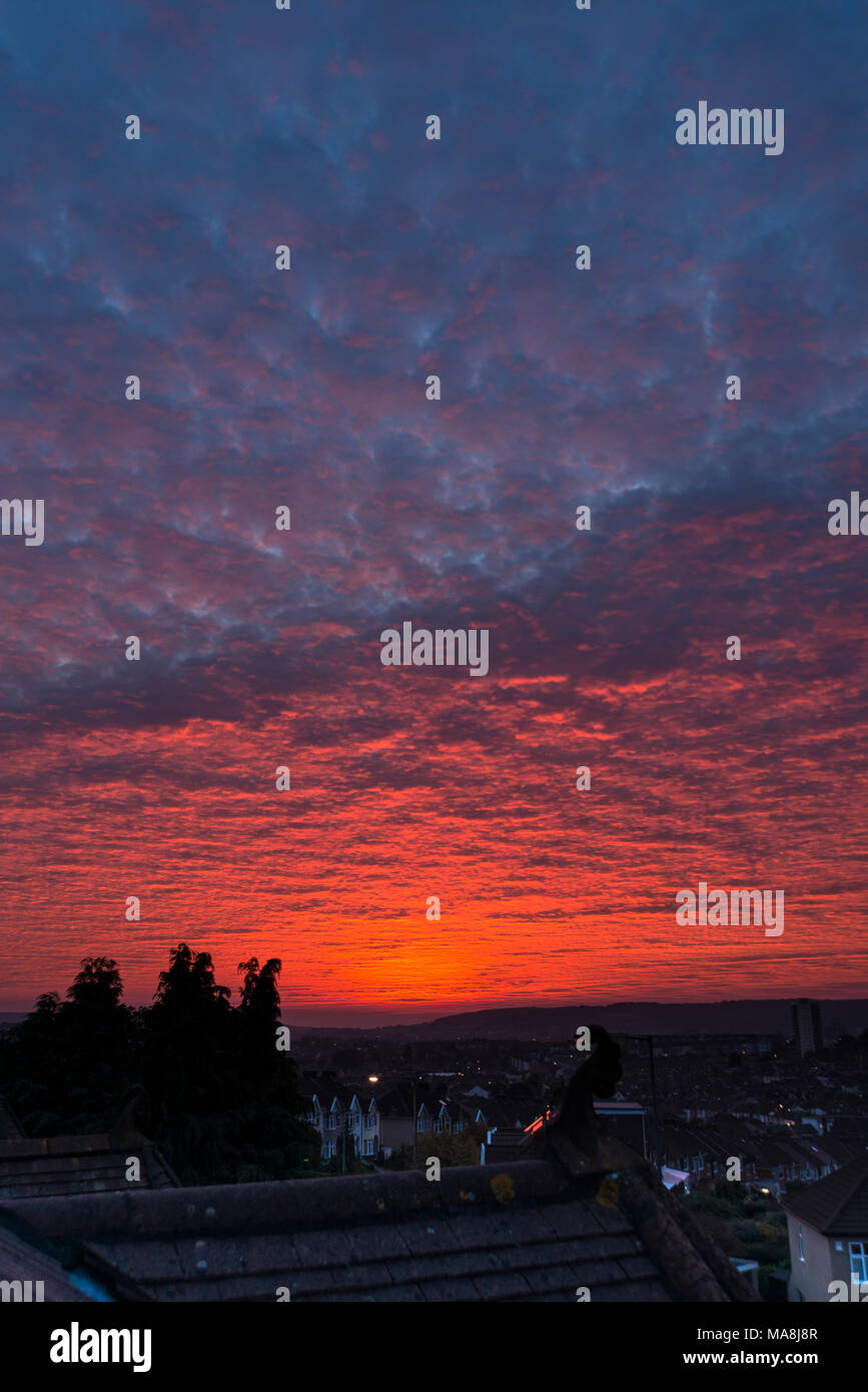 Nuages rouge vif et le ciel au coucher du soleil Banque D'Images