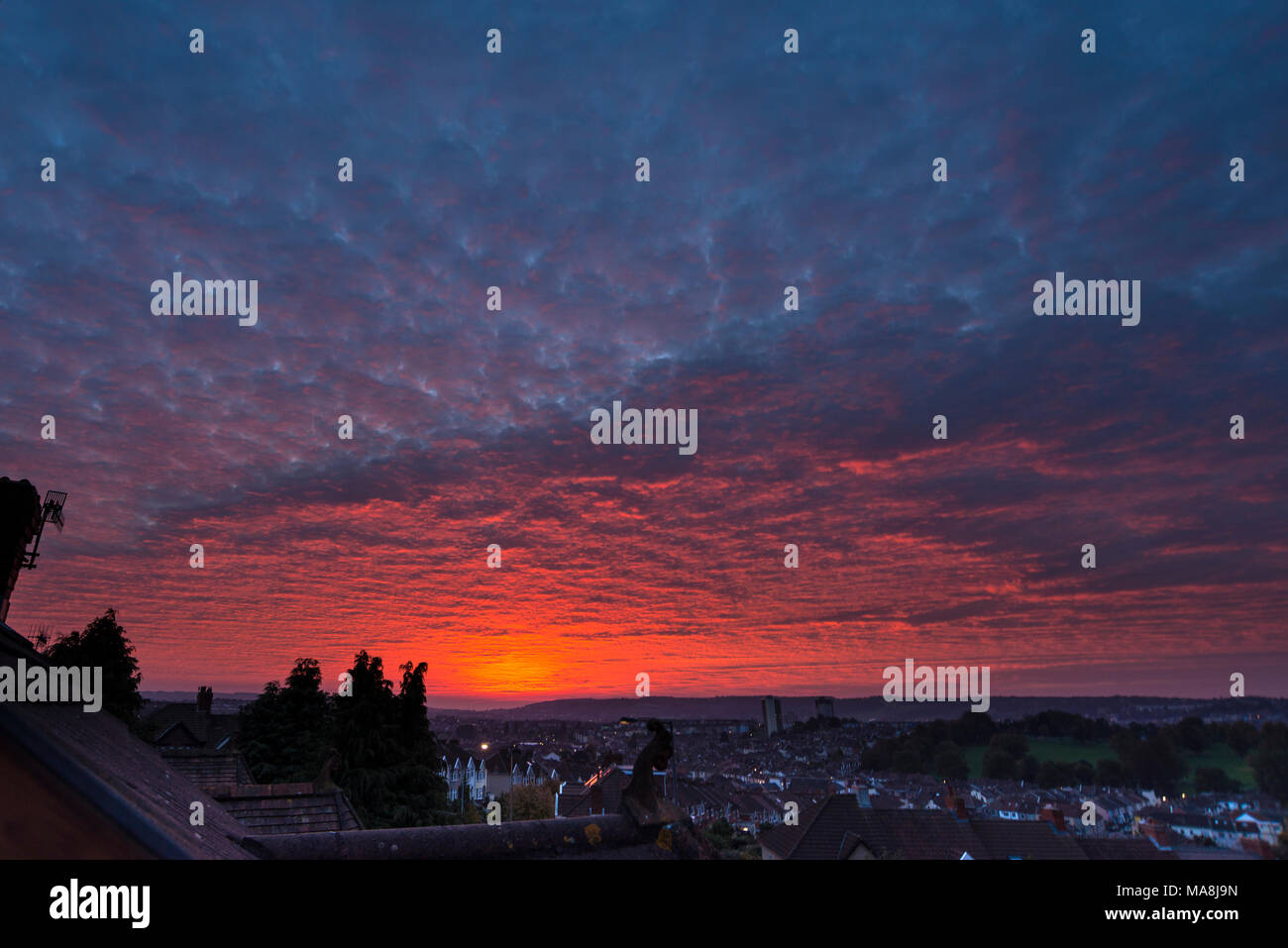 Nuages rouge vif et le ciel au coucher du soleil Banque D'Images