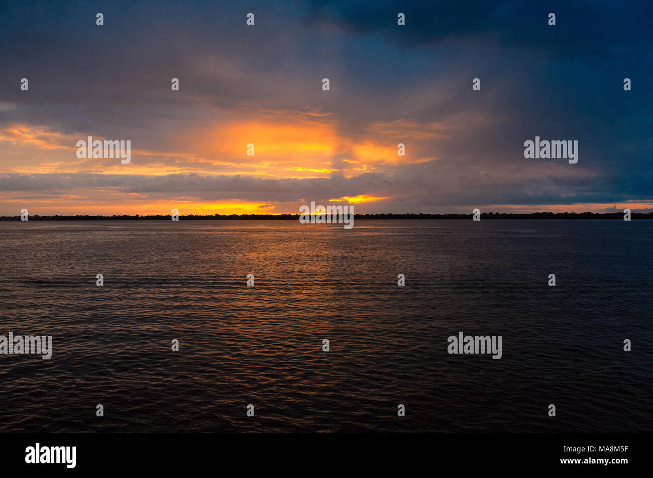 Coucher du soleil sur le fleuve Amazone Banque D'Images