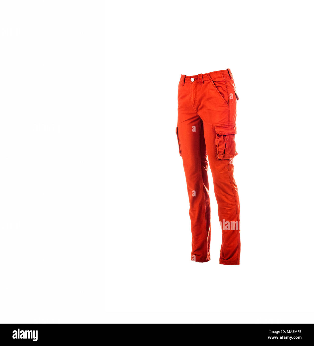 Sportif décontracté rouge pantalon avec poches latérales sur les cuisses du pantalon, isolé sur blanc, studio shot, copiez l'espace. Banque D'Images