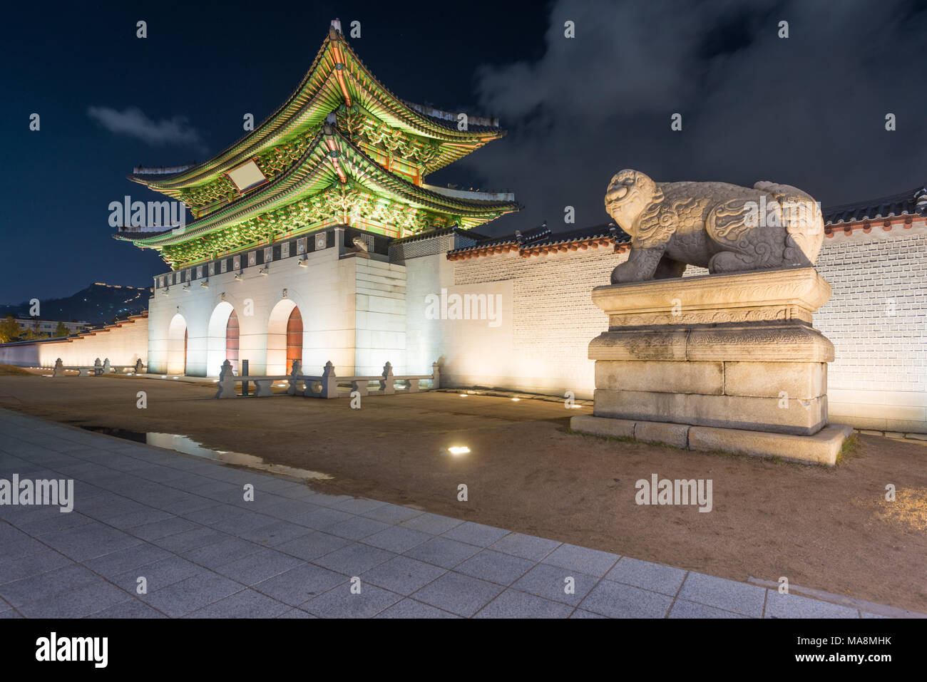 Porte Gwanghwamun à Geyongbokgung Palace à Séoul au cours de la nuit, la Corée du Sud. Banque D'Images
