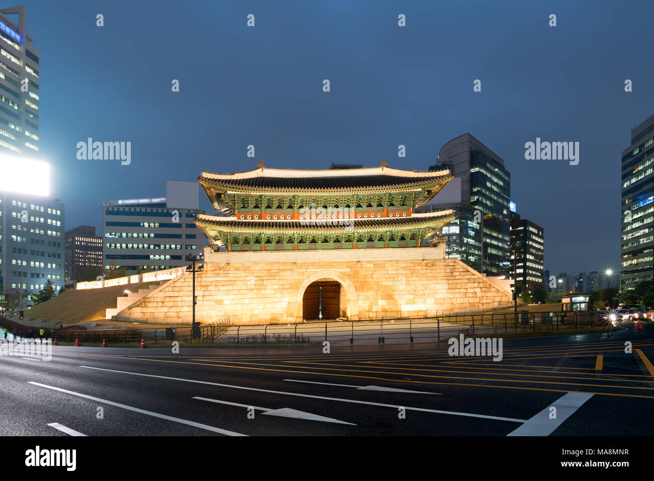 La porte Namdaemun à Séoul la nuit à Séoul, Corée du Sud. Banque D'Images