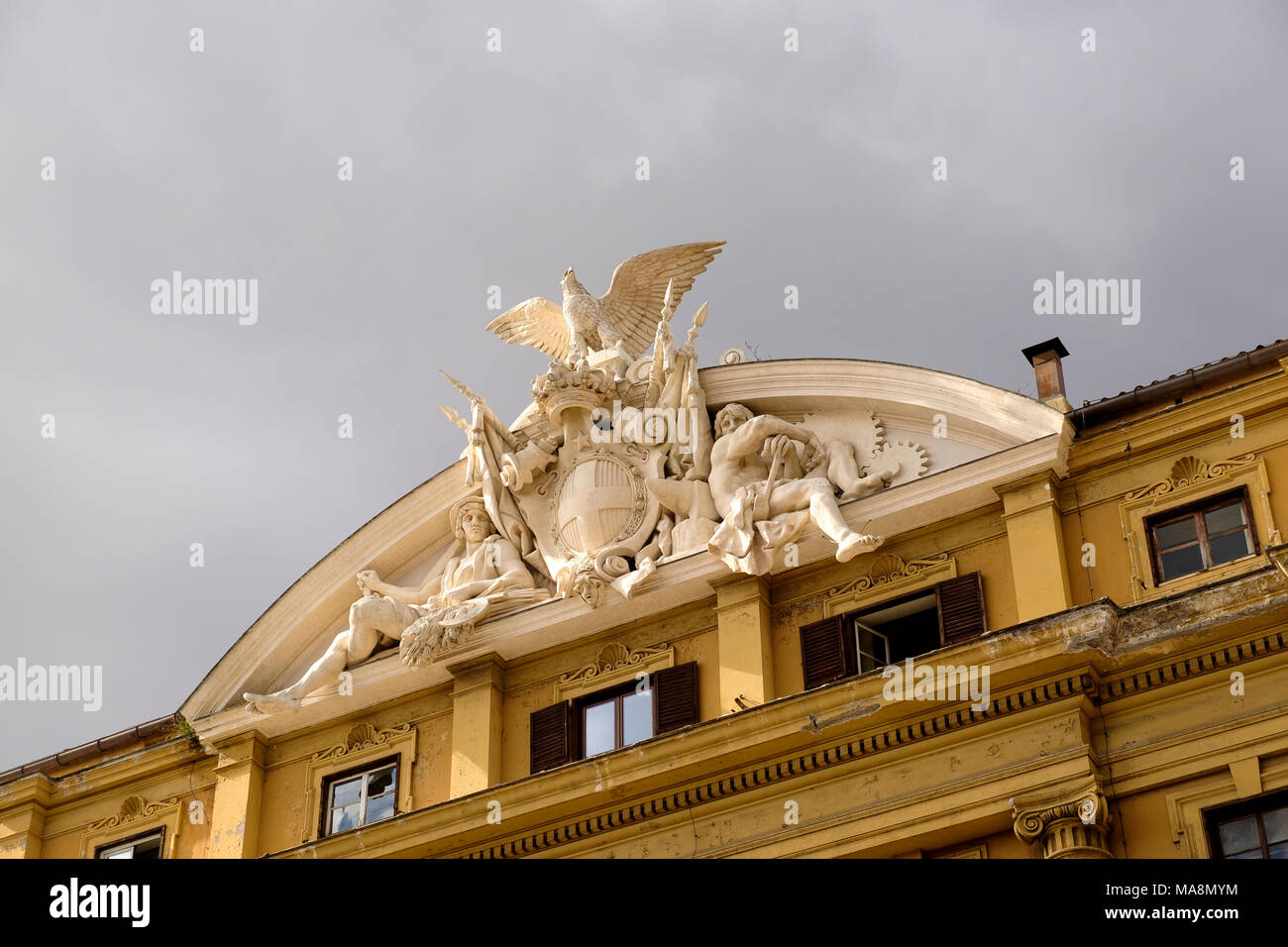 Sculptures décoratives sur les immeubles du gouvernement italien à Rome, le ministère de l'économie et des finances, Ministero dell'Economia e delle Finanze, sur la Via Cernaia. Banque D'Images