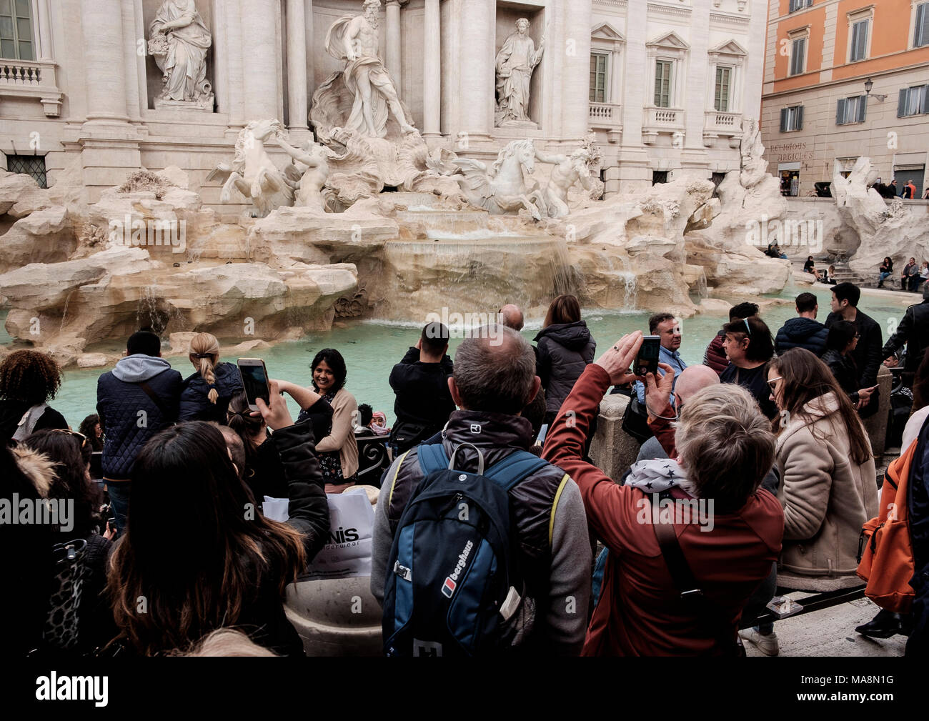 La fontaine de Trevi, Piazza di Spagna, un 18e siècle conception et rococo un agrafage touristiques à Rome Banque D'Images