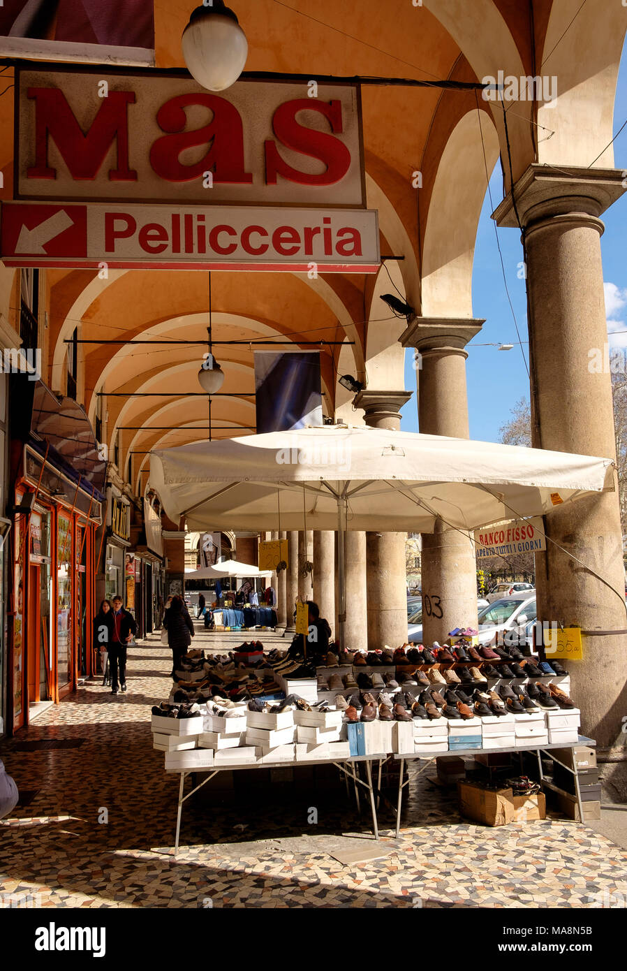 Marché de masse gallery shopping à à Piazza Vittorio Emanuele II, Rome Banque D'Images