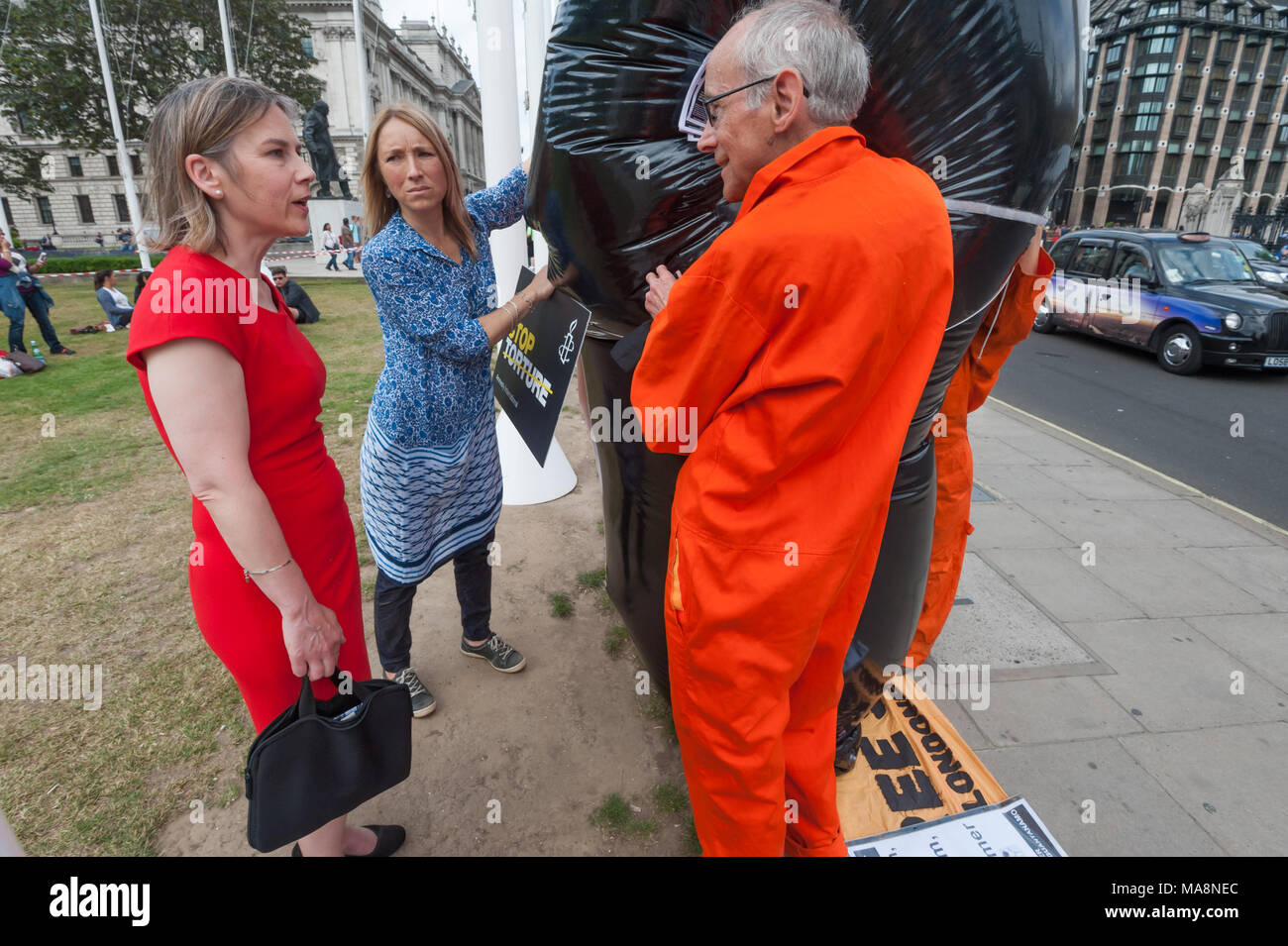 Tania Mathias, élu le mois dernier en tant que député conservateur de Twickenham, parle avec l'un des manifestants réguliers à la veillée hebdomadaire par Free Shaker Aamer campagne électorale en face du Parlement. Banque D'Images