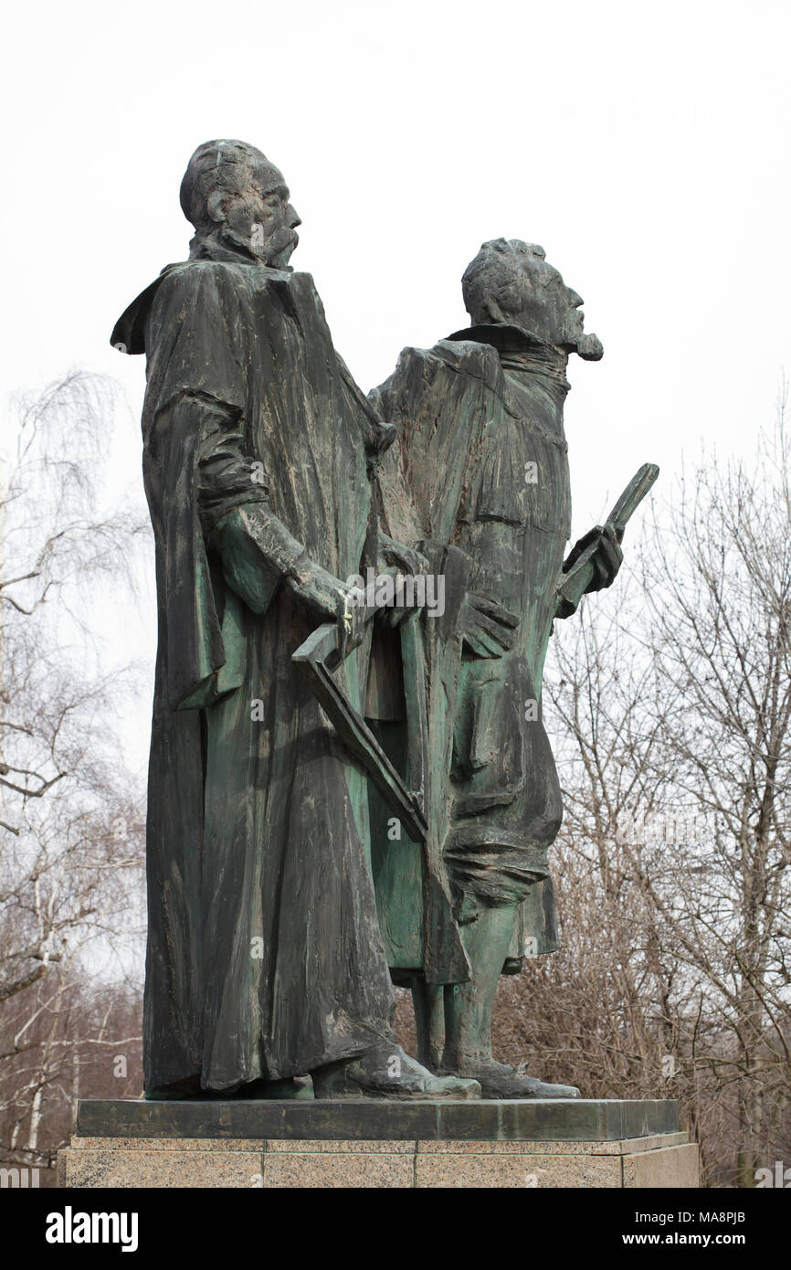 Monument de Tycho Brahe et Johannes Kepler par sculpteur tchèque Josef Vajce (1984) dans le district de Pohořelec dans Prague, République tchèque. L'astronome danois Tycho Brahe est représenté sur la gauche tandis que mathématicien et astronome allemand Johannes Kepler est à la droite. Banque D'Images