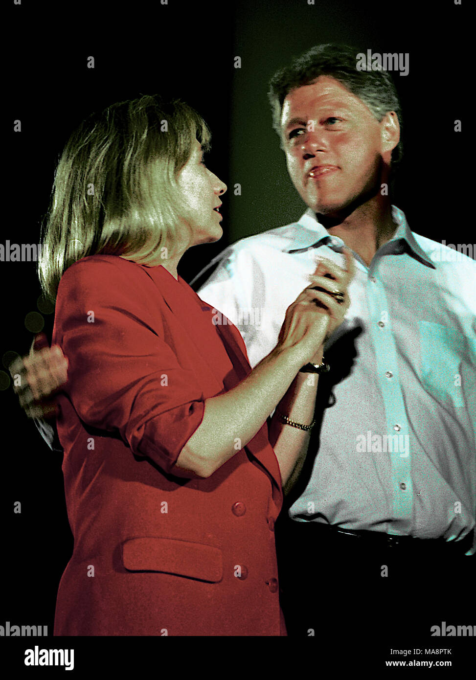 Waco. Texas., USA, 28 août 1992 Clintons sur la campagne de 1992. William Jefferson Clinton et Hillary Rodham Clinton sur la scène du pont suspendu au-dessus de la rivière Brazos à Waco au Texas. Credit : Mark Reinstein/MediaPunch Banque D'Images