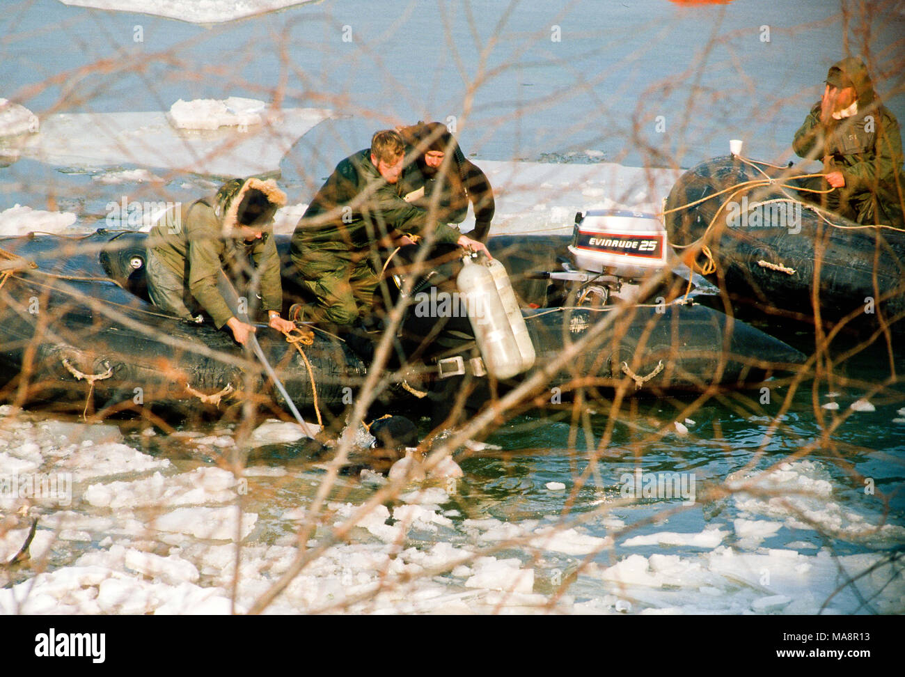 Washington, DC., USA, 15 janvier 1982 Le 13 janvier 1982, Vol 90 Air Florida s'écrase sur Washington, DC's 14th Street Bridge et est tombé dans la rivière Potomac peu après le décollage. Un total de 70 passagers, 4 membres d'équipage et 4 automobilistes sur le pont ont été tués. L'accident du Boeing 737-200 était dû à un système anti-givrage étant laissé. Des plongeurs de la marine américaine de la Naval Amphibious Base Little Creek, Virginia se préparer à plonger dans la rivière Potomac gelé pour récupérer le reste des passagers du vol sûr. Credit : Mark Reinstein/MediaPunch Banque D'Images