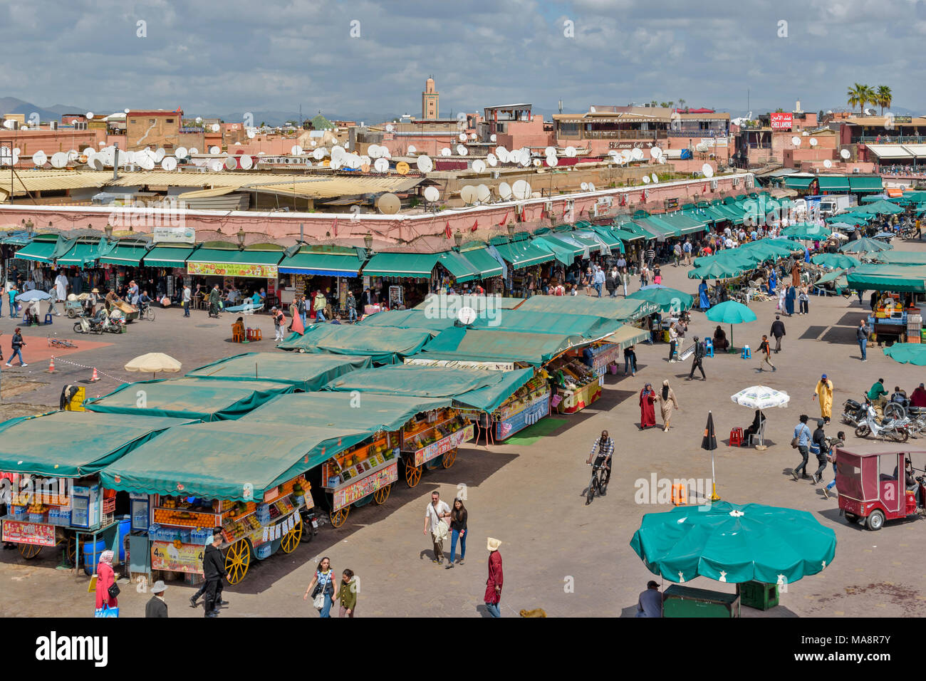 Maroc Marrakech place JEMAA EL FNA CALE BOUTIQUES SPECTACLE FOULE PARTIE DEUX Banque D'Images