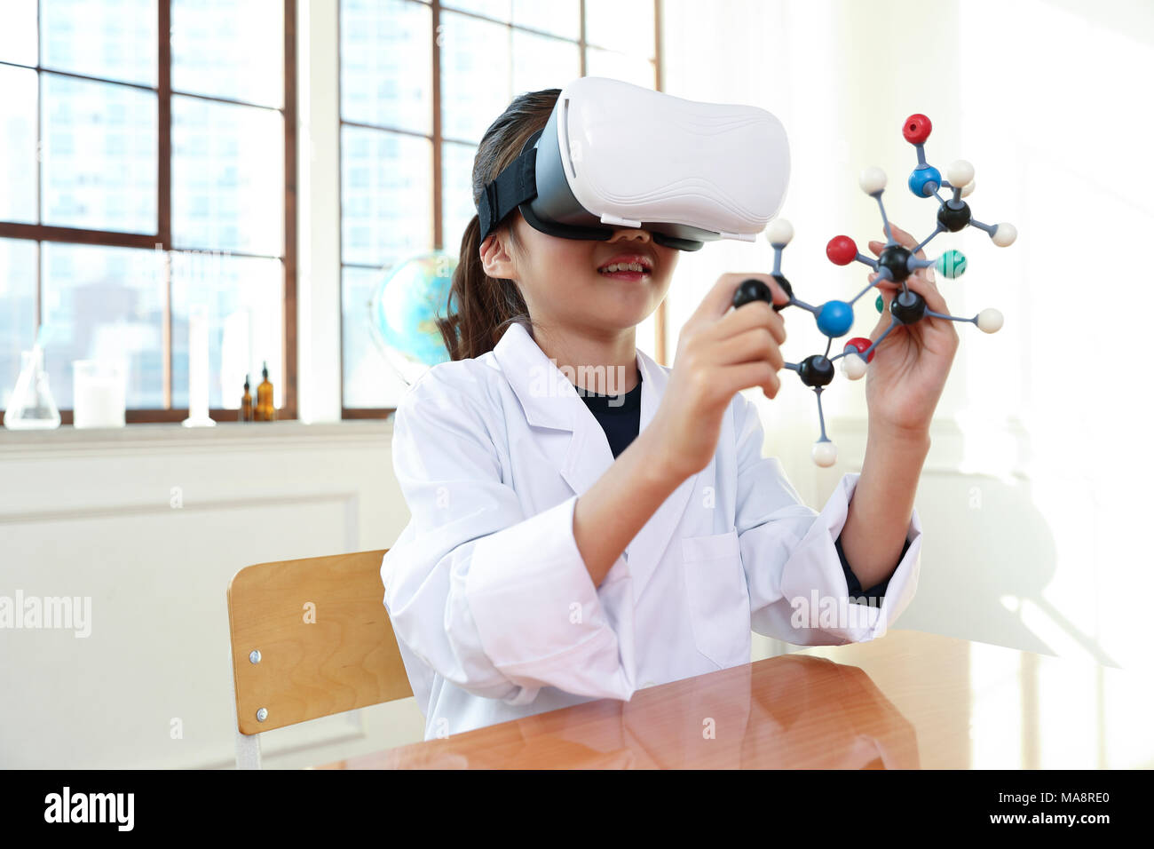 L'éducation des enfants l'étude du concept de connaissance joyeuse. Les enfants apprennent une étude de groupe, VR, la science, l'éducation et l'instruction pratique. 079 Banque D'Images