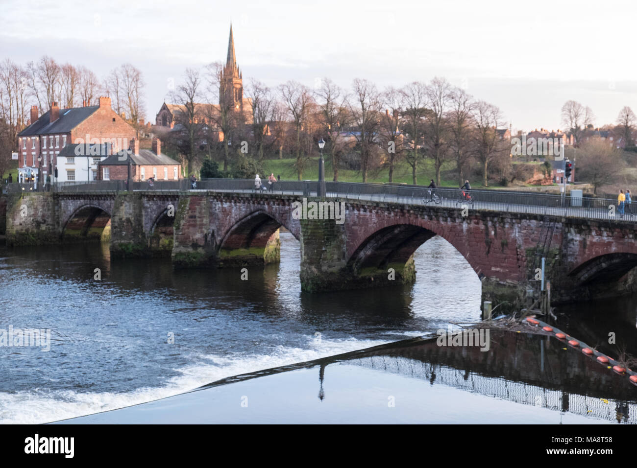 Old Dee Bridge,Main,Pont,situé dans l'ensemble,rivière Dee,du,Roman, les murs de la ville de Chester, Cheshire, Angleterre,,UK,Royaume-Uni, Banque D'Images