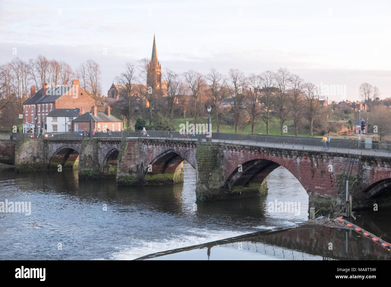 Old Dee Bridge,Main,Pont,situé dans l'ensemble,rivière Dee,du,Roman, les murs de la ville de Chester, Cheshire, Angleterre,,UK,Royaume-Uni, Banque D'Images