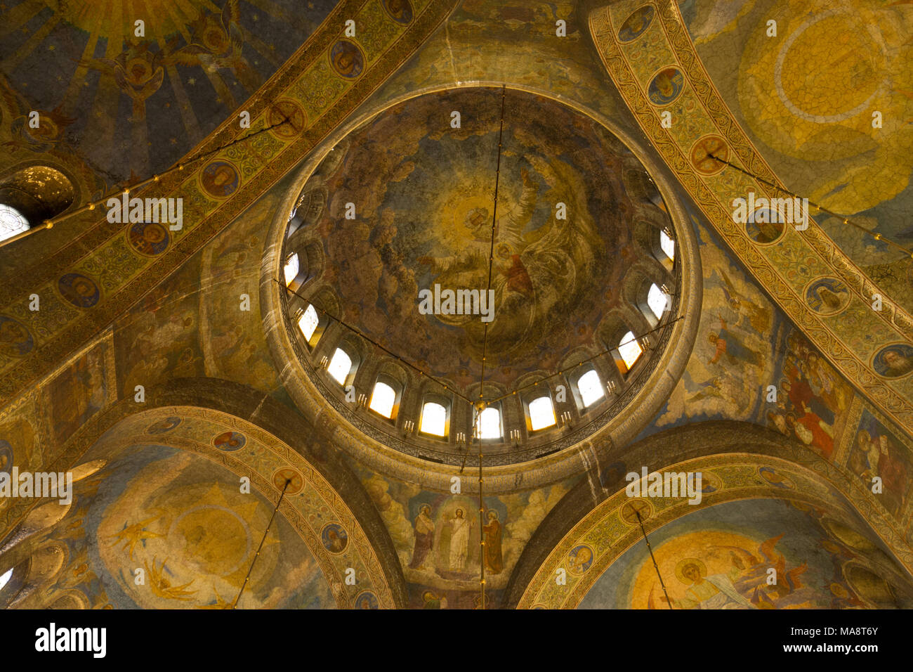 À l'intérieur de la coupole centrale à l'intérieur de la Cathédrale Saint Alexandar Nevski à Sofia, Bulgarie. Banque D'Images