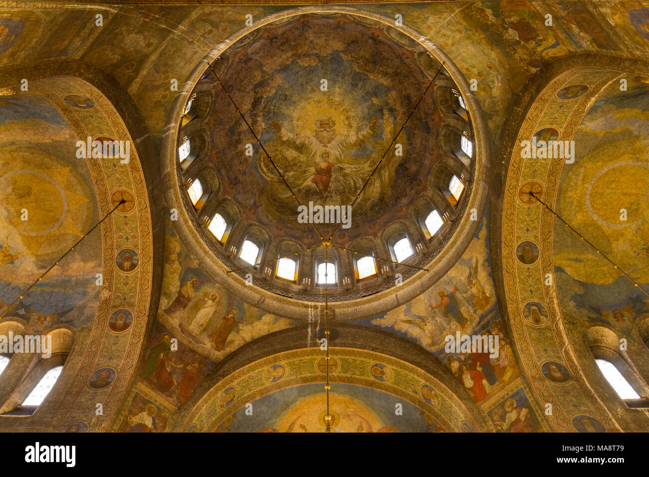 À l'intérieur de la coupole centrale à l'intérieur de la Cathédrale Saint Alexandar Nevski à Sofia, Bulgarie. Banque D'Images