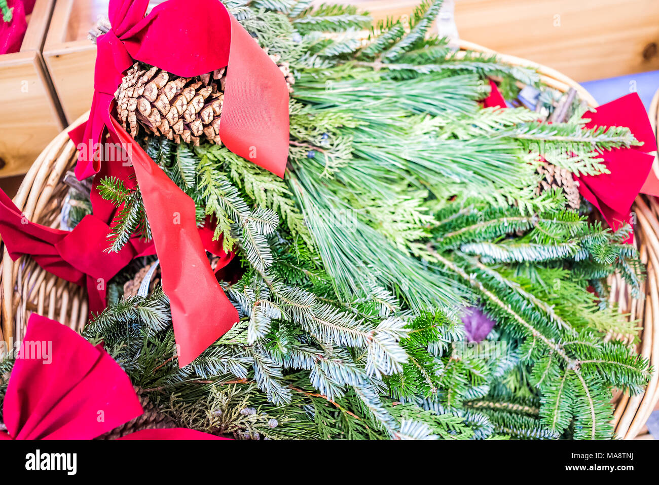 Gros plan du pin vert ruban rouge de l'aiguille dans le gui dans le panier de Noël fêtes store boutique, baies de genièvre, de pin epicéa Banque D'Images