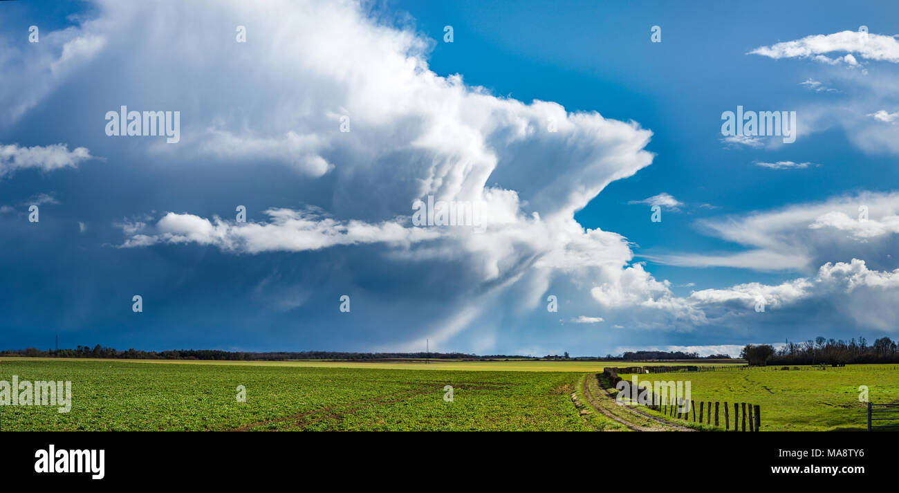 D'énormes nuages puissant impressionnant avec des formes intéressantes sur la vallée, France Banque D'Images