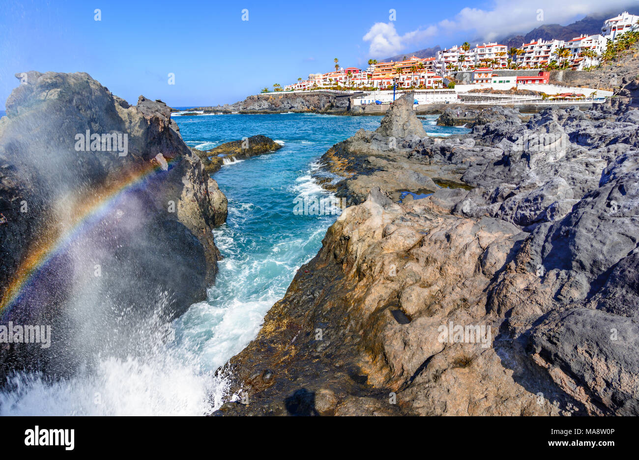 La ville de Puerto de Santiago, Tenerife, îles de Canaries, Espagne : belle vue de Puerto de Santiago sur les rochers et l'eau Banque D'Images