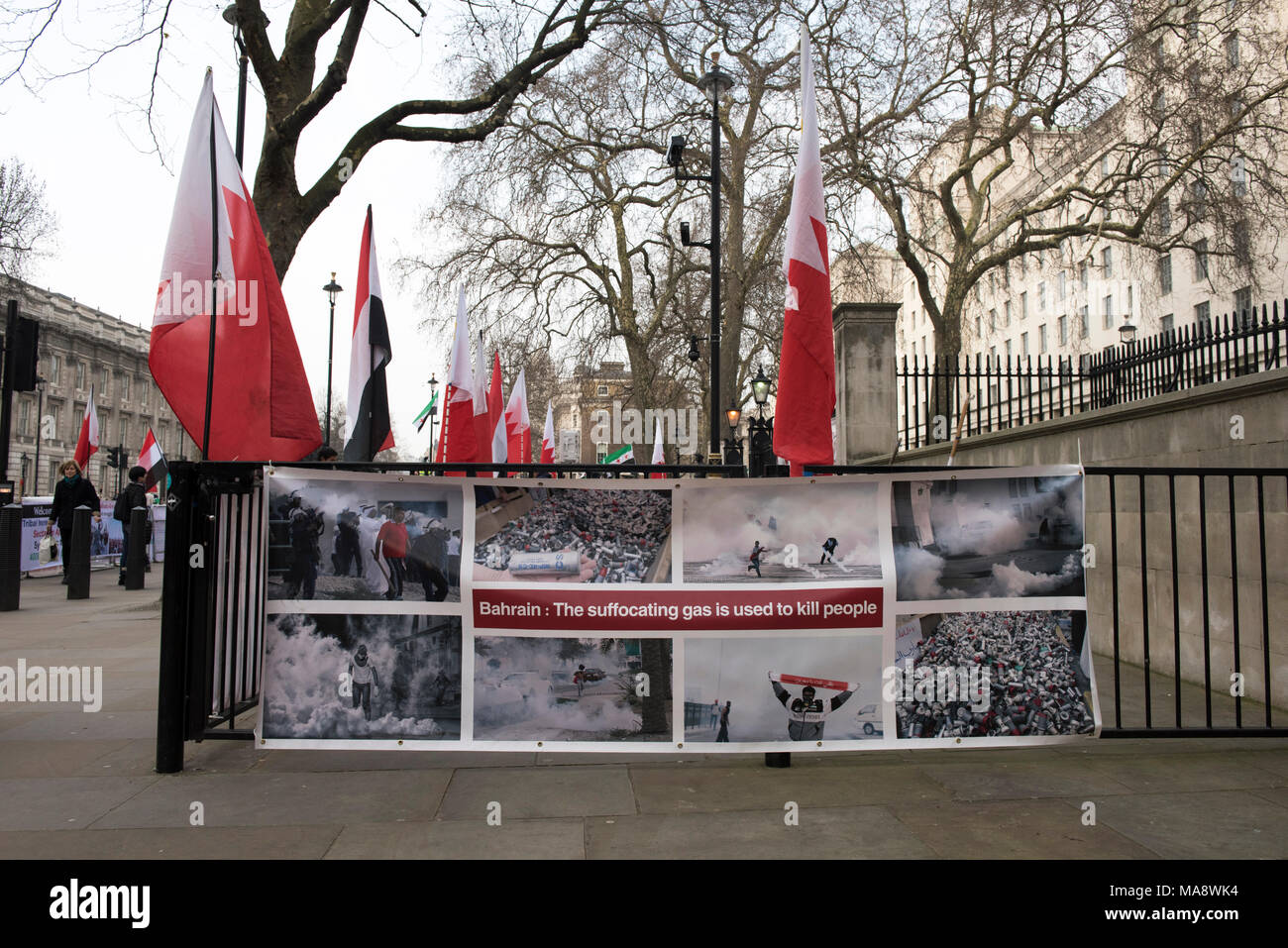 La lecture de la bannière : 'Bahreïn : le gaz asphyxiant est utilisé pour tuer des gens" Banque D'Images