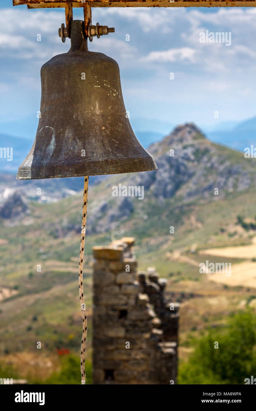 Cloche de bronze suspendu à un anneau, chapelle orthodoxe grecque de Acrocorinth, Corinthe, Péloponnèse, Grèce. Banque D'Images