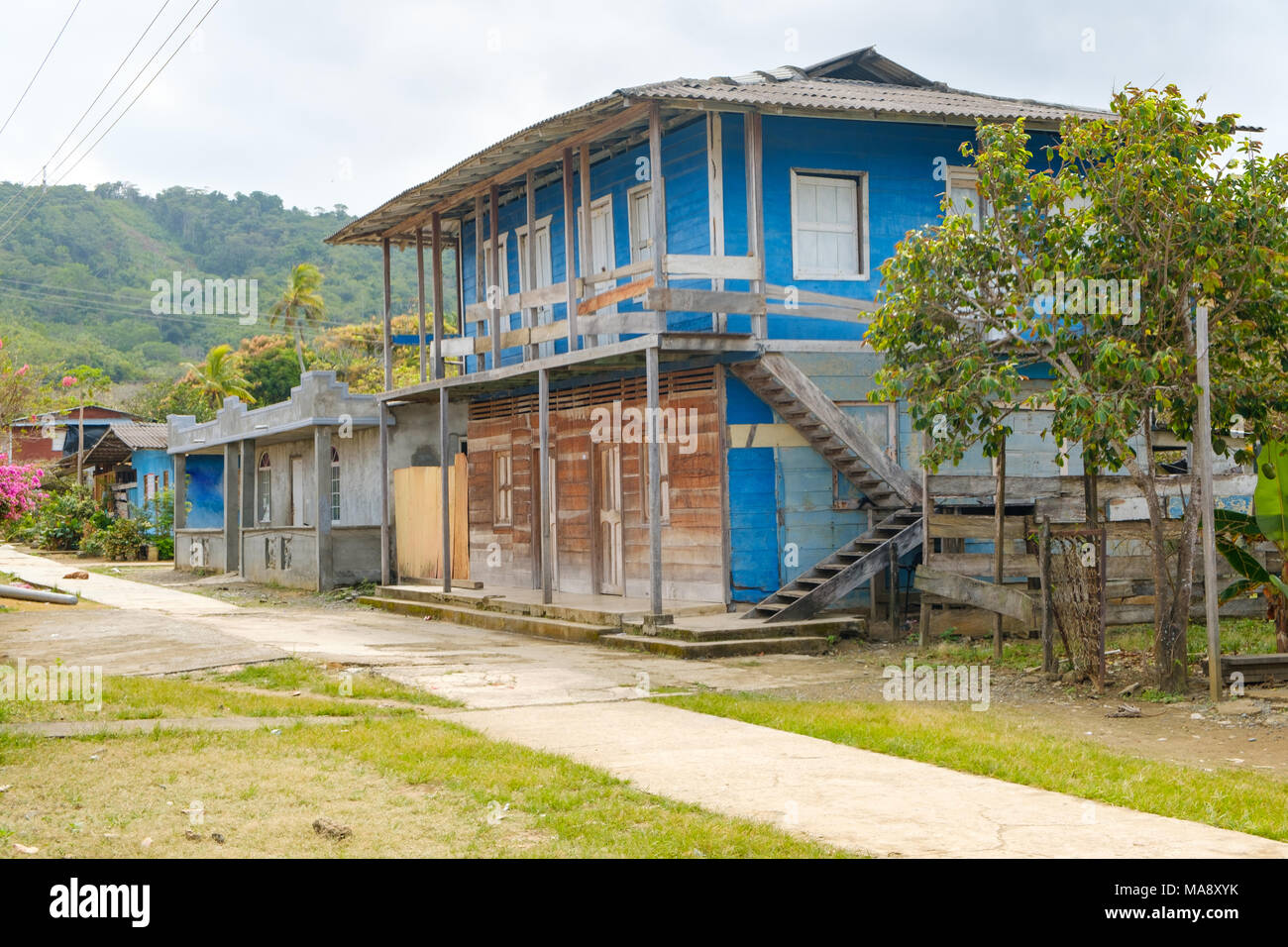 Maison à deux étages, construction en bois vintage avec deux histoires , Puerto Obaldía, Panama Banque D'Images