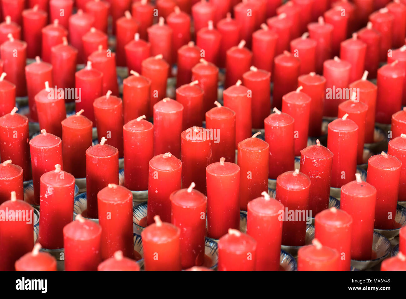 Les bougies sont disposées en ligne droite pour le festival de la belle Bouddha. Ils sont éclairés la nuit symbolisant les fleurs qui brillent Banque D'Images