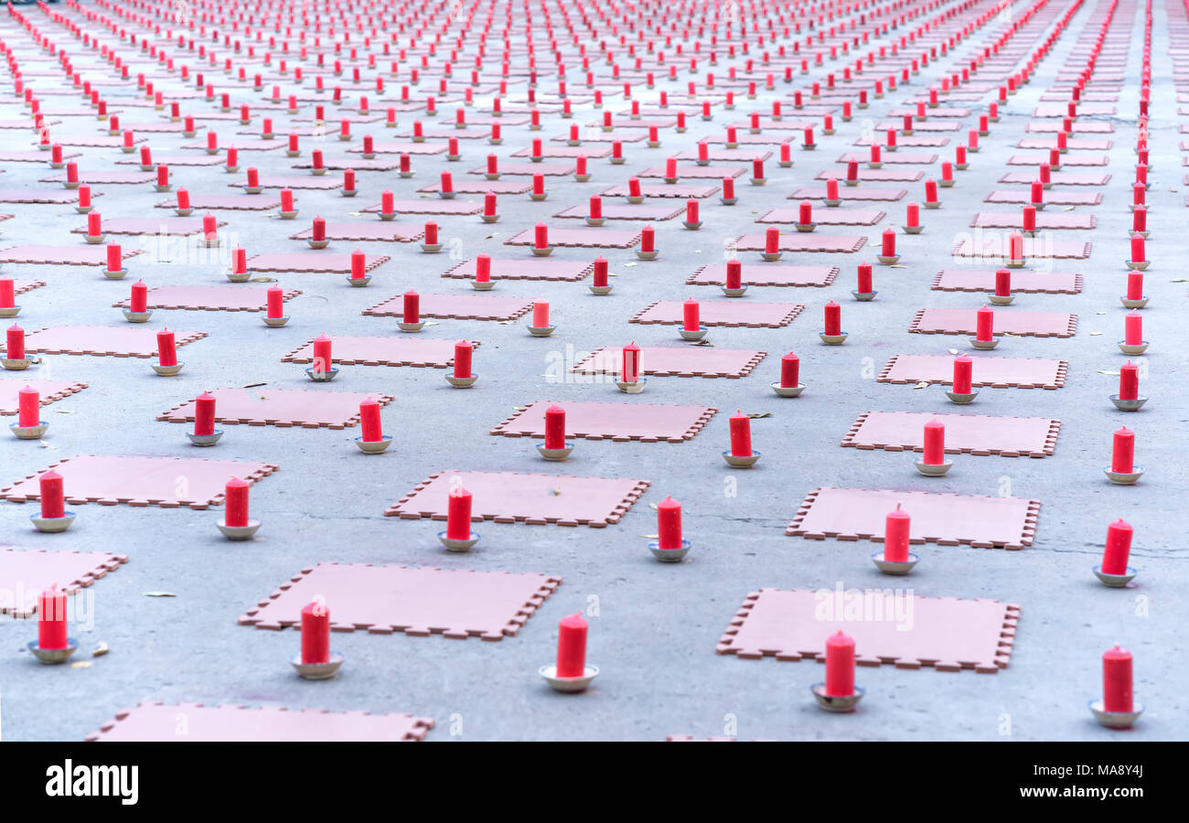 Les bougies sont disposées en ligne droite pour le festival de la belle Bouddha. Ils sont éclairés la nuit symbolisant les fleurs qui brillent Banque D'Images