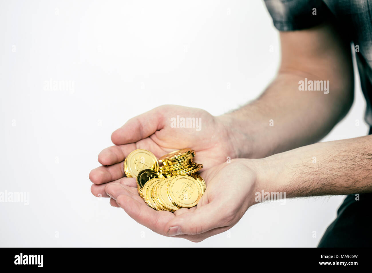Une poignée de bitcoins dans la main de l'homme. En tant que monnaie Bitcoin viable de l'ère de l'information basé sur la technologie de l'blockchain. Banque D'Images