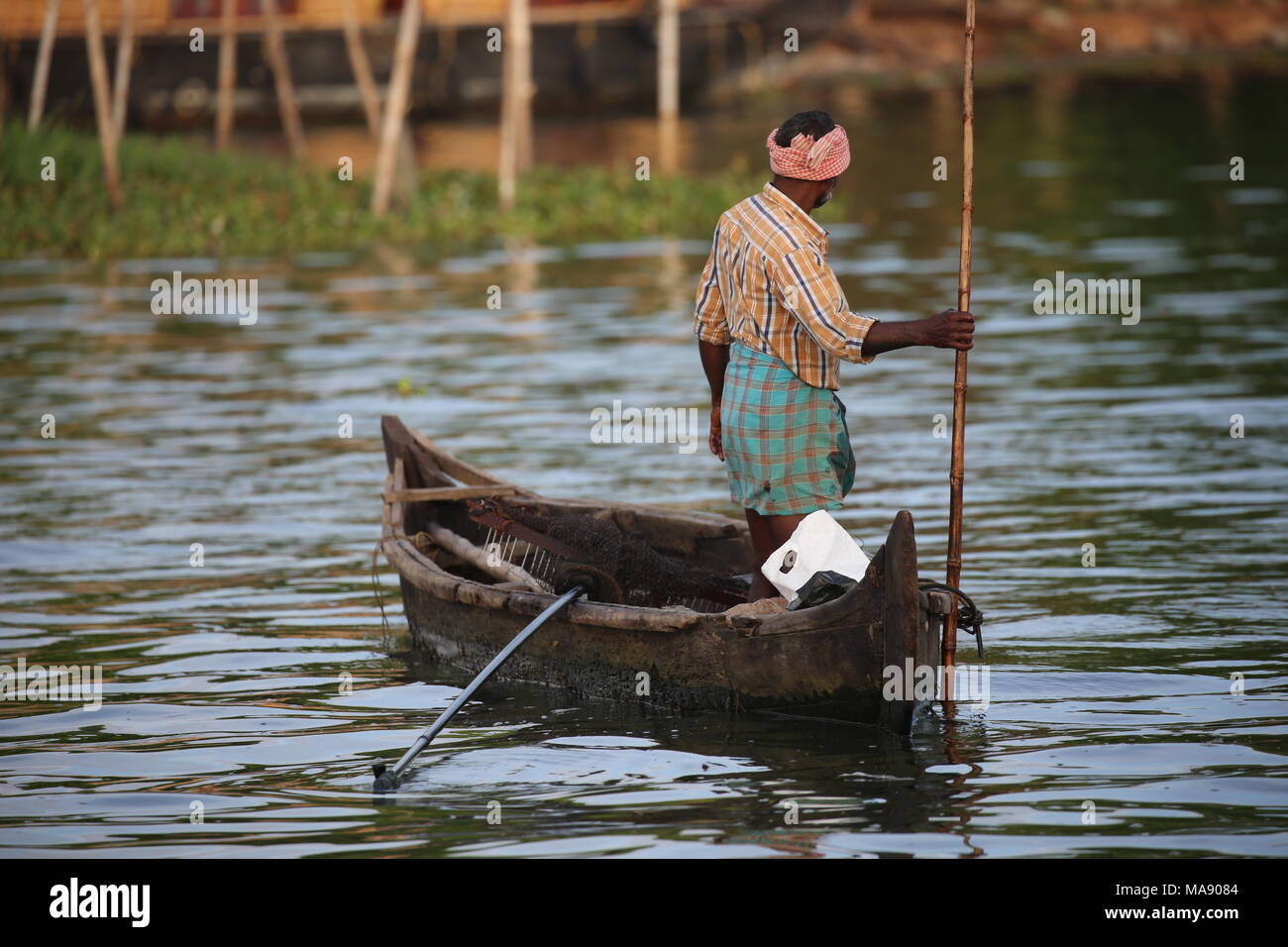L'homme avec un petit bateau de pêche était au Kerala Backwaters - Alter Mann in einem Boot beim fischen au Kerala - Inde du Sud Banque D'Images